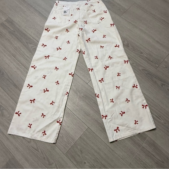 Holiday Style NWT Wide Leg Forever 21 Off White Pants with Red Bow Pattern - Picture 2 of 10